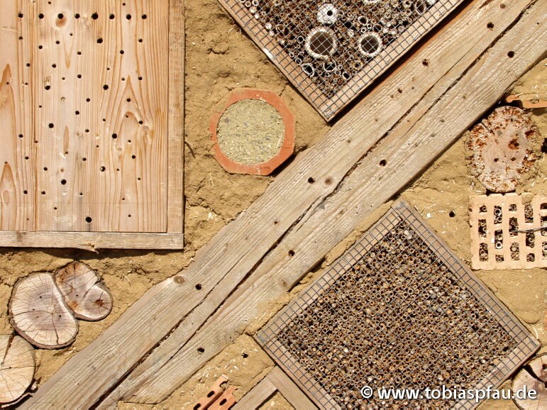 Insekten Dorf - Nistplatz für Insekten kleinstlebewesen tiere Bienen Mücken holzwürme Nest Wapen Holz Zigel
Lehm putz Natur