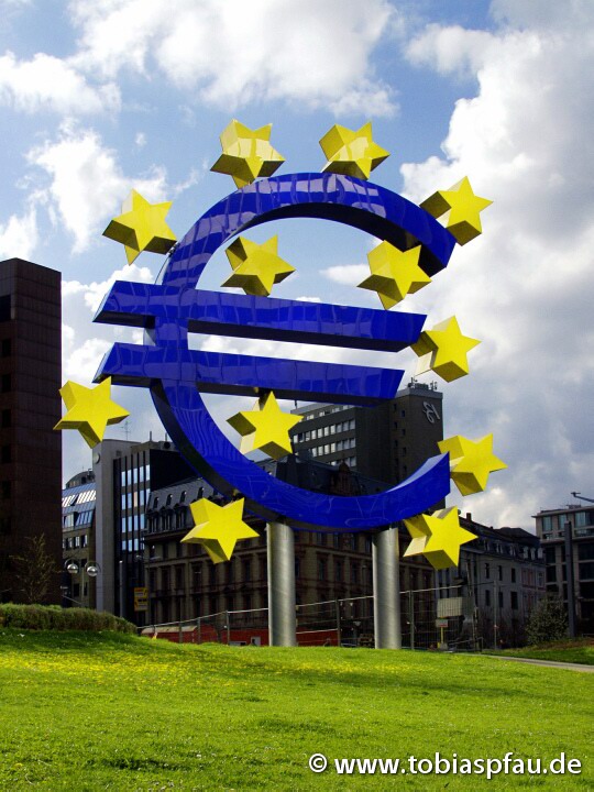Eurozeichen vor EZB Bank Frankfurt am Main - Frankfurt am Main / Bankenviertel grün Wiese Gelb