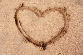 Herz im Sand - Postkarte