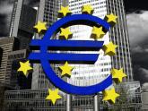 Eurozeichen - in Frankfurt - vor dem Hochhaus der Europäischen Zentralbank