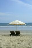 Sonnenschirm mit Liegestühle am Strand / Beach