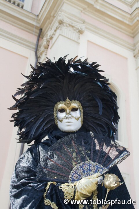 venezianische Maske mit Fächer, Federschmuck - 
