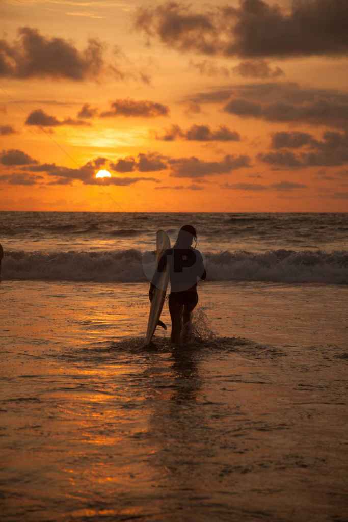 tpfau IMG 1233 Bali Sonnenuntergang Surfer