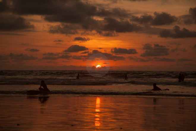 tpfau IMG 1244 Bali Sonnenuntergang Surfer